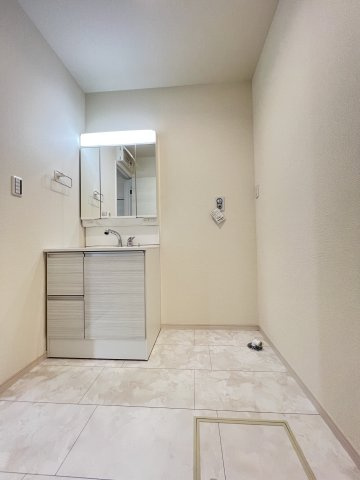 高浜市青木町9丁目　全9棟　2号棟の独立洗面台|メイクやヘアセットに便利な三面鏡と、シャワー付き水栓を標準装備した洗面化粧台です。