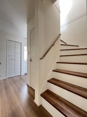 高浜市青木町9丁目　全9棟　2号棟の内装|階段
