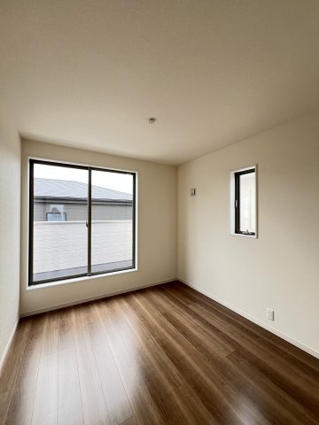 高浜市青木町9丁目　全9棟　2号棟の洋室|南側5.4帖洋室　ワイドな窓があり明るい室内です。バルコニーへとつながっており風通しも良好です♪