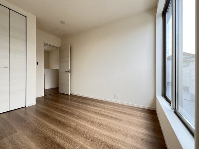 高浜市青木町9丁目　全9棟　2号棟の洋室|南側5.4帖洋室　居室にはクローゼットを完備し、自由度の高い家具の配置が叶うシンプルな空間です。