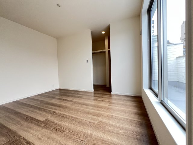 高浜市青木町9丁目　全9棟　2号棟の洋室|南7帖洋室　大型のクローゼットがあるから、収納家具を配置する必要は無さそう。
明るい自然光が射し込む、快適な寝室空間です♪