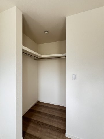 高浜市青木町9丁目　全9棟　2号棟の収納|北洋室クローゼット　大切な衣類を収納できる大型ウォークインクローゼットです。