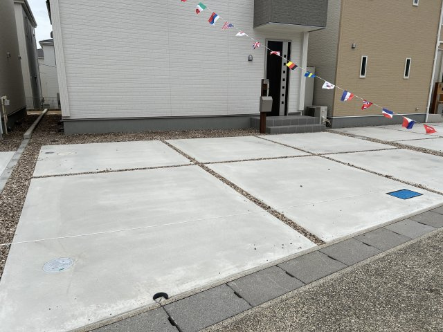 高浜市青木町9丁目　全9棟　2号棟の駐車場|カースペースと前面道路との高低差が少なく、車の出入庫がスムーズに行えます。ベビーカーを押しての移動もしやすそうです。