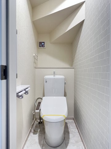 高浜市青木町9丁目　全9棟　2号棟のトイレ|１階トイレ　シンプルなデザインで便器もお掃除しやすくなり、ペーパーホルダーも便利な2連付きです♪
