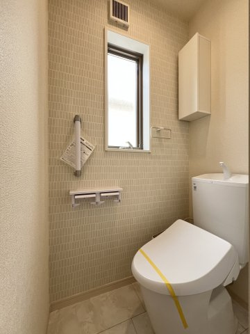 高浜市青木町9丁目　全9棟　2号棟のトイレ|２階トイレ　トイレが2ヶ所にあるので複数人でも快適に暮らせます。トイレットペーパーやお掃除道具をしまえる棚付きです♪