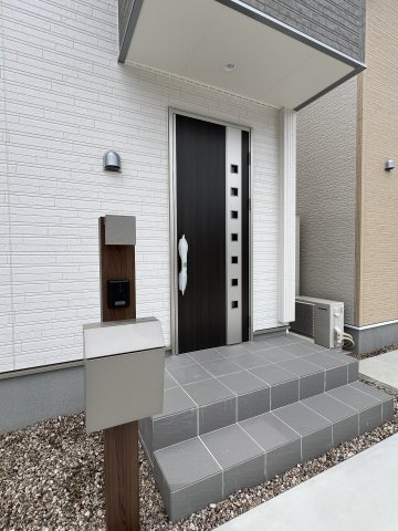 高浜市青木町9丁目　全9棟　2号棟のエントランス|シンプルでモダンなエントランスです。訪れる方を心地よく迎えてくれます。