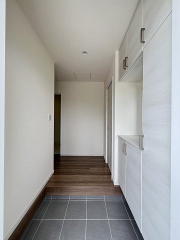 高浜市青木町9丁目　全9棟　2号棟の玄関|優しいカラーの建具と調和し、温かみのある雰囲気を感じることができる玄関ホールです。