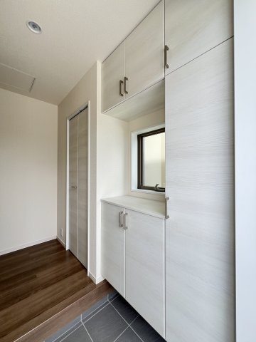 高浜市青木町9丁目　全9棟　2号棟の収納|玄関横に備えられたシューズボックスとクローゼット