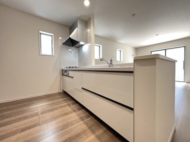 高浜市青木町9丁目　全9棟　2号棟のキッチン|いつもご家族と一緒に過ごせるのが対面キッチンの魅力！今日の出来事を話しながら、一緒にお料理をしながら…いつもご家族の笑顔が近くにあります。