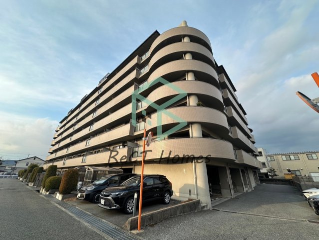 ロイヤルシャトー手柄南の駐車場