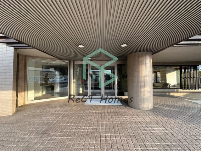 ロイヤルシャトー手柄南のエントランス