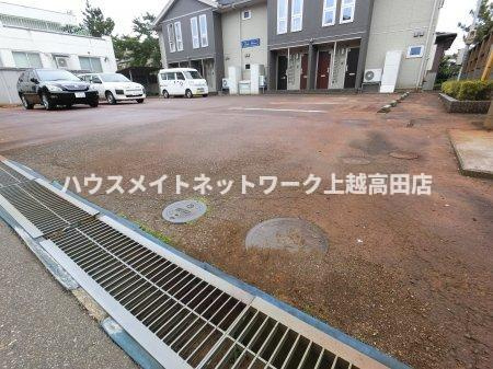 セーフハウスの駐車場|消雪付駐車場