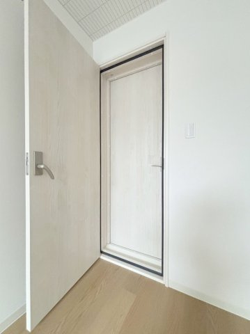 「防音マンション」Ｌｉｂｅｒｔｅ沼袋の内装|防音扉を採用でリビングと防音室との音（音楽）も低減してくれています！