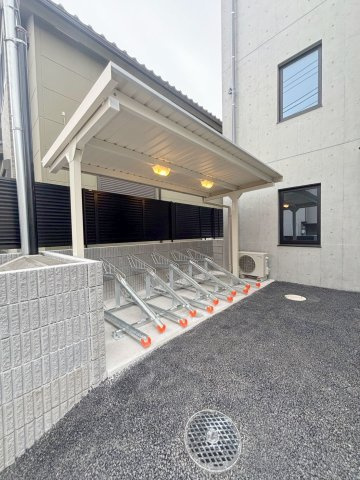 「防音マンション」Ｌｉｂｅｒｔｅ沼袋の駐車場|駐輪場スペース、ゴミストッカーも完備