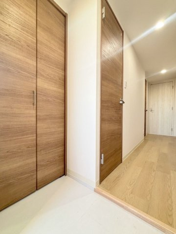 「防音マンション」Ｌｉｂｅｒｔｅ沼袋の玄関|収納もある玄関です