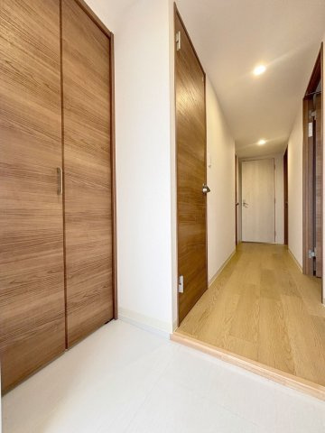 「防音マンション」Ｌｉｂｅｒｔｅ沼袋の玄関|収納もある玄関です