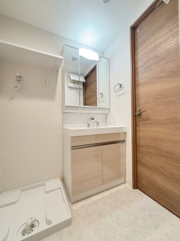 「防音マンション」Ｌｉｂｅｒｔｅ沼袋の洗面所|スペースが確保できる洗面所です