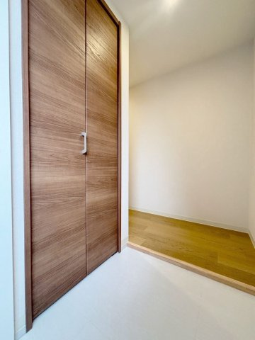 「防音マンション」Ｌｉｂｅｒｔｅ沼袋の玄関|収納もある玄関です