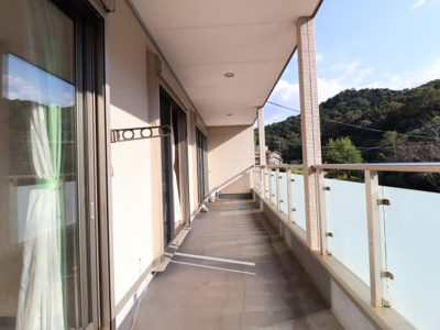 【バルコニー】 | 岡崎市箱柳町字東ノ元　戸建 | 広々としたバルコニーです
