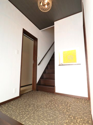 【玄関】 | 岡崎市箱柳町字東ノ元　戸建 | 2階世帯用玄関