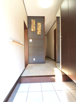【玄関】 | 岡崎市箱柳町字東ノ元　戸建 | 1階世帯用玄関