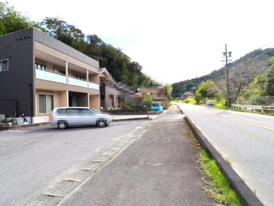 【前面道路含む現地写真】 | 岡崎市箱柳町字東ノ元　戸建 | 前面道路含む現地写真です（西）
