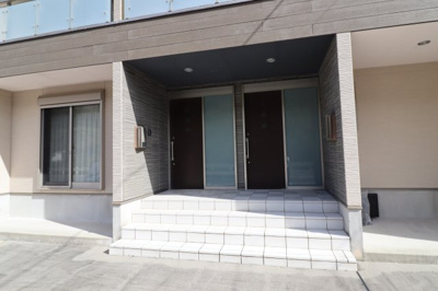 【玄関】 | 岡崎市箱柳町字東ノ元　戸建 | 各世帯ごとに独立した玄関です。