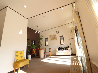 【居間・リビング】 | 岡崎市箱柳町字東ノ元　戸建 | 勾配天井で広々としたLDです。
