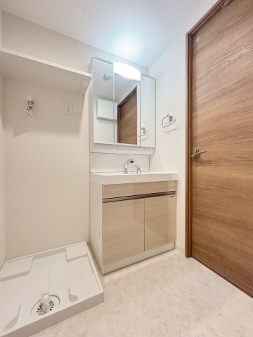 「防音マンション」Ｌｉｂｅｒｔｅ沼袋の洗面所|スペースが確保できる洗面所です