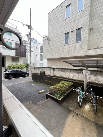 メゾン テラの駐車場