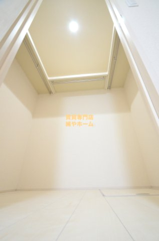 フジパレス我孫子前Ⅵ番館の収納|ウォークインクローゼットの中に照明があります