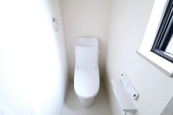 宮崎市吾妻町２　新築戸建のトイレ|【トイレ】
各階にトイレが付いているので、忙しい朝の時間帯にも安心！