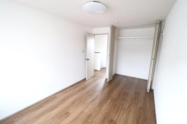 宮崎市吾妻町２　新築戸建の寝室|【2階洋室】
ベッドを置いてもゆっくりと過ごせる6.7帖の洋室。主寝室にいかがでしょうか。