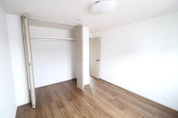 宮崎市吾妻町２　新築戸建の洋室|【2階洋室】
シンプルなお部屋にしているため、どんな家具の配置やデザインもフィットするお部屋です。