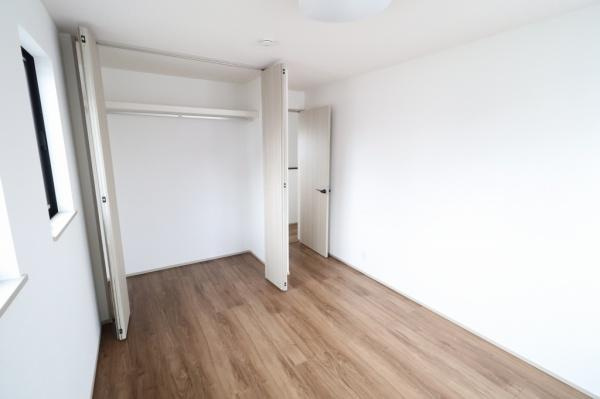 宮崎市吾妻町２　新築戸建の子供部屋|【2階洋室】
レイアウトがしやすいお部屋なのでお子様の初めての一人部屋にもピッタリです！