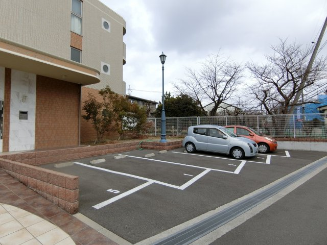 メゾンルミエールの駐車場