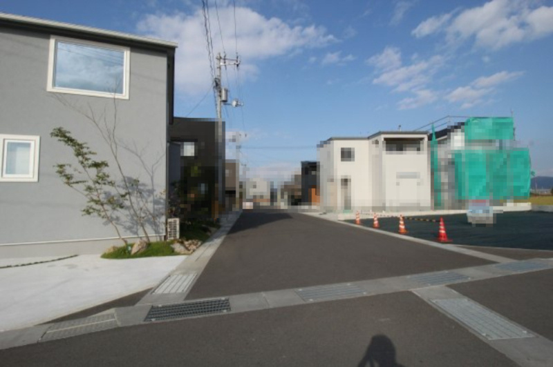 南国市大そね甲　中古戸建（未入居物件）　の前面道路含む現地写真