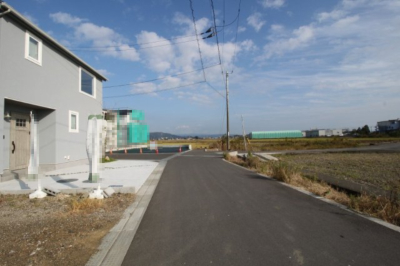 南国市大そね甲　中古戸建（未入居物件）　の前面道路含む現地写真