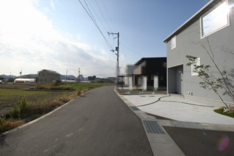 南国市大そね甲　中古戸建（未入居物件）　の前面道路含む現地写真