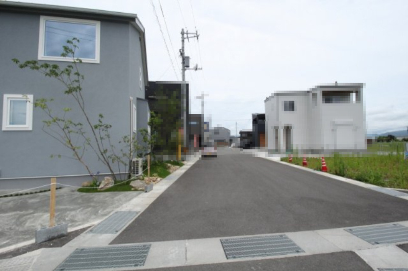 南国市大そね甲　中古戸建（未入居物件）　の前面道路含む現地写真