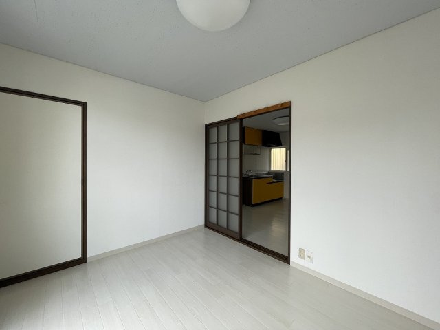 落ち着いた色調の洋室です