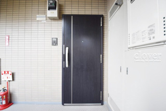 【その他共用部分】 | 皆様をお迎えする、お部屋の玄関ドア。開けやすさや開放角度、ドアノブの操作しやすさや鍵の形状などを、現地で一度ご確認ください。～即日のご見学可能～　お問合せはお気軽にどうぞ。