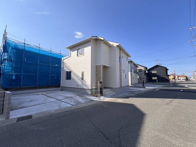 新築　前橋市大友町二丁目　Blooming　Garden　4号棟の前面道路含む現地写真|現地写真　北側接道幅員約8ｍ