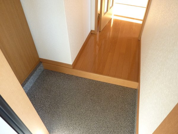 コーポコーワの玄関|収納もある玄関です