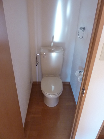 コーポコーワのトイレ|ゆったりとした空間のトイレです