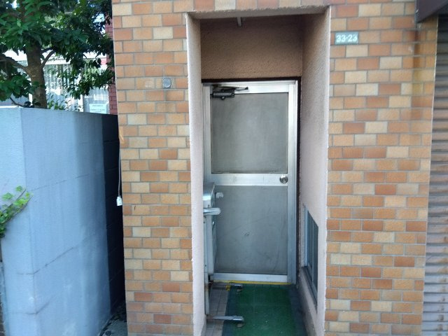 野城ビルのエントランス