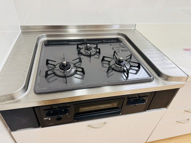 八王子市　長沼町　中古戸建てのキッチン|～３口コンロと広い調理台でお料理が捗ります～