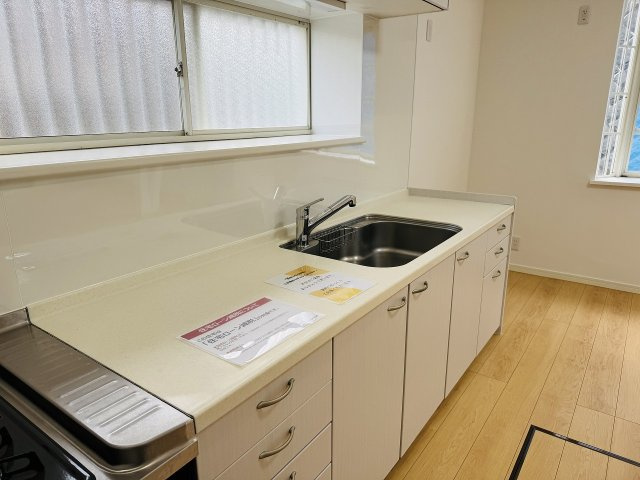 八王子市　長沼町　中古戸建てのキッチン|～３口コンロと広い調理台でお料理が捗ります～