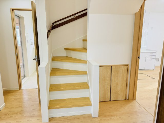 八王子市　長沼町　中古戸建ての内装|～階段下収納　掃除グッズ、災害時グッズ、備品ストックなどに大活躍～