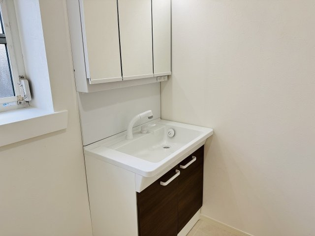 八王子市　長沼町　中古戸建ての独立洗面台|～新規交換済、３面鏡付きの独立洗面台　細々している物をスッキリ収納出来ます～